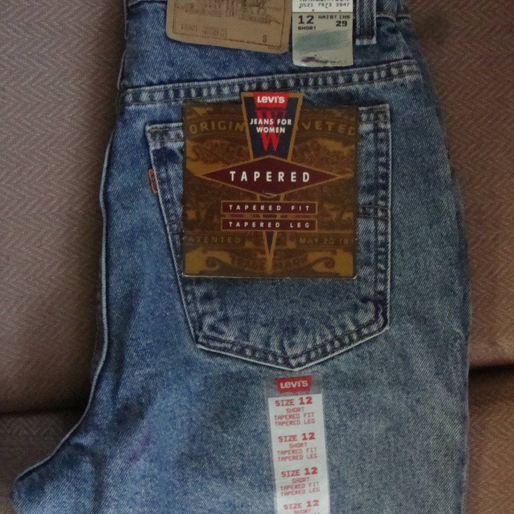 Levi's ladies size 12 short, tapered fit & tapered